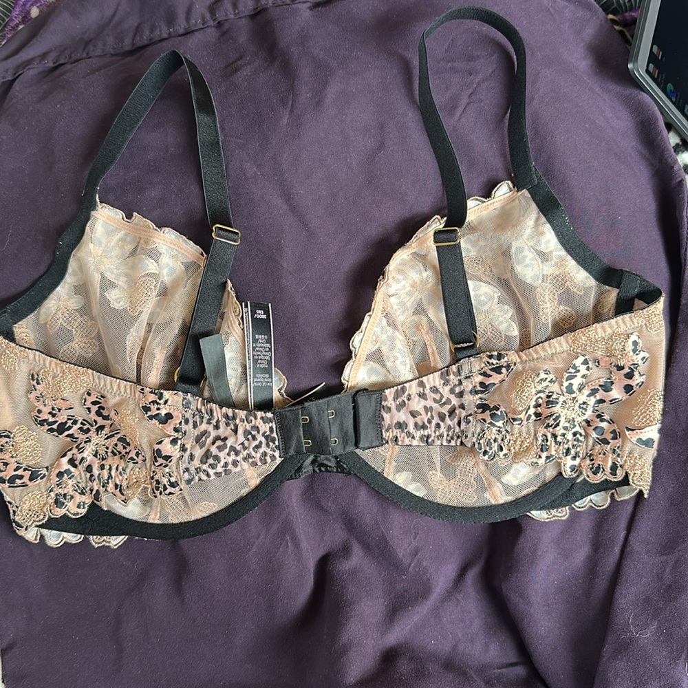 NWOT Victoria Secret wired bra 38DD - Picture 2 of 2